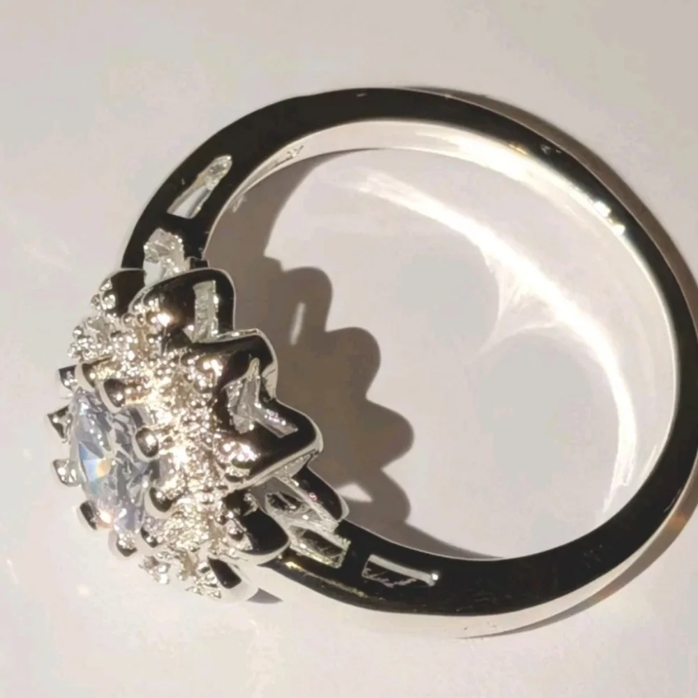 Elegant 925 Sterling Silver Floral Ring Sz 8